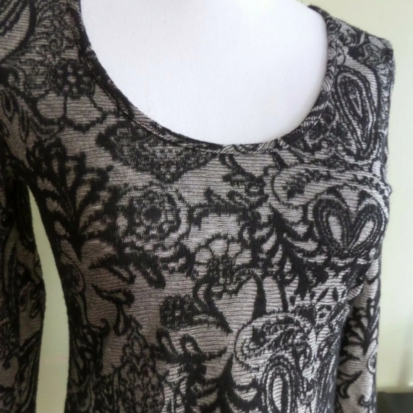 BKE Boutique Gray/Black Paisley Floral Long Sleeve Scoop Neck Blouse Large - Picture 2 of 5